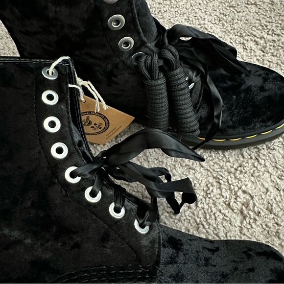 Dr. Martens Airwair Vegan 1460 Black Crushed Velvet Boots Womens 6 - Picture 4 of 12